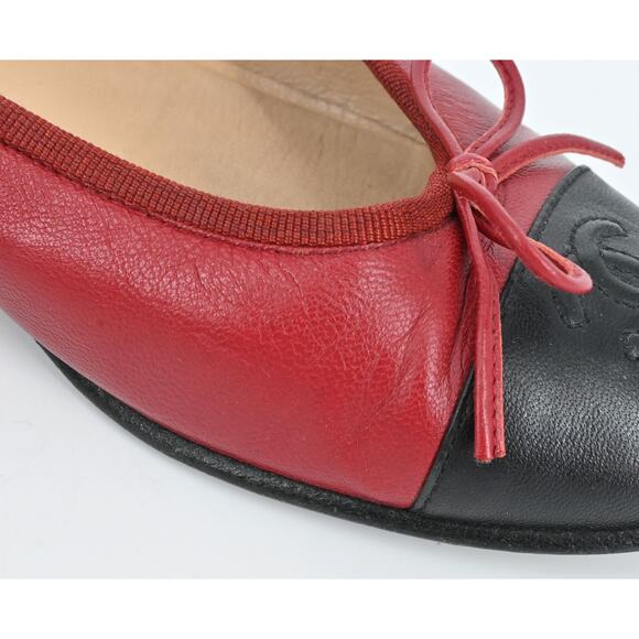 Chanel | Red Leather CC Cap Toe Ballet Flats Size: 38.5 - Picture 12 of 16